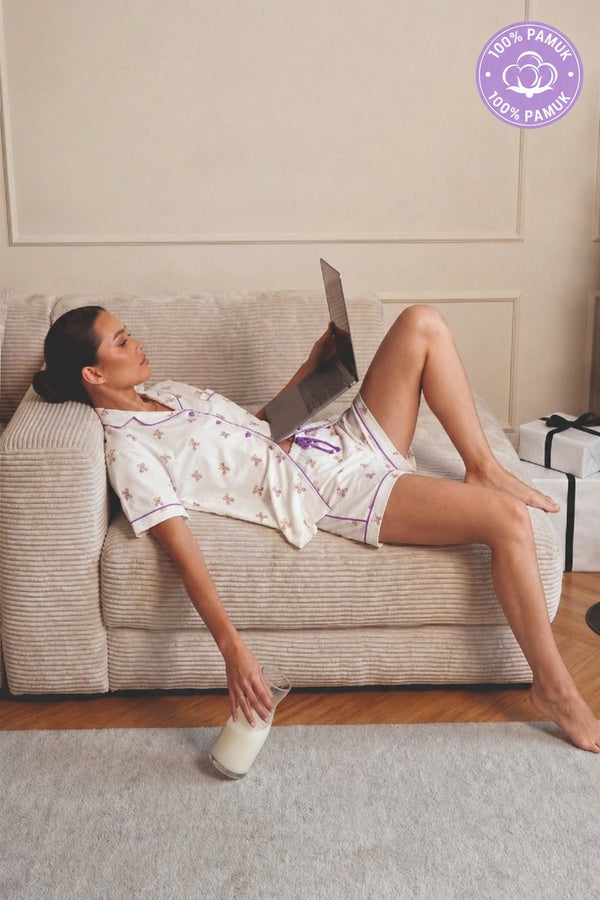 Gömlek Yaka Kısa Kol Önden Kalp Düğmeli Cep Detaylı Ayıcık Desenli Şortlu Kadın Pijama Takımı Premium Pamuklu — Ekru