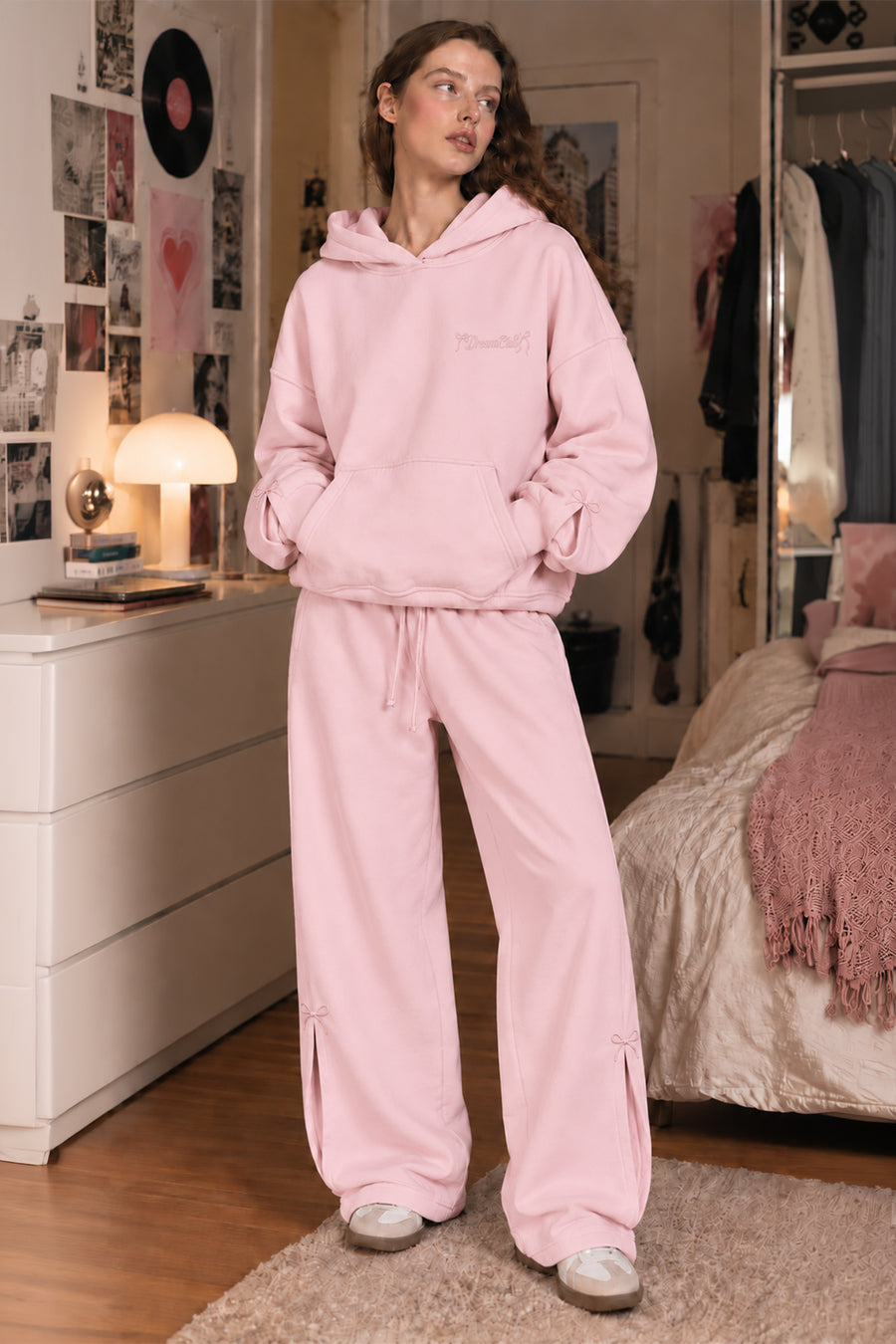 Lulus Friends Kadın Mavi Sırt ve Göğüs Baskı Detaylı Kol Fiyonk Nakışlı Kanguru Cepli 3 İplik Şardonlu Yumuşak Dokulu Rahat Kesim Kapüşonlu Sweat — Pembe