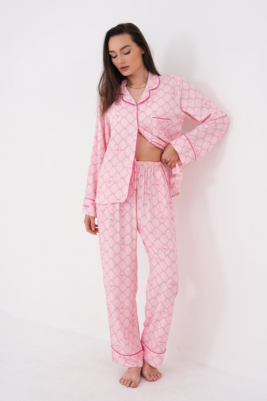 Lulu's Friends Gömlek Yaka Önden Düğmeli Uzun Kollu Cepli Pantolon Takım Logo Ve Desen Baskı Detaylı Kol Ve Cep Nakış Detaylı Dokuma Viskon Kumaş Kadın Pijama Takımı — Pembe
