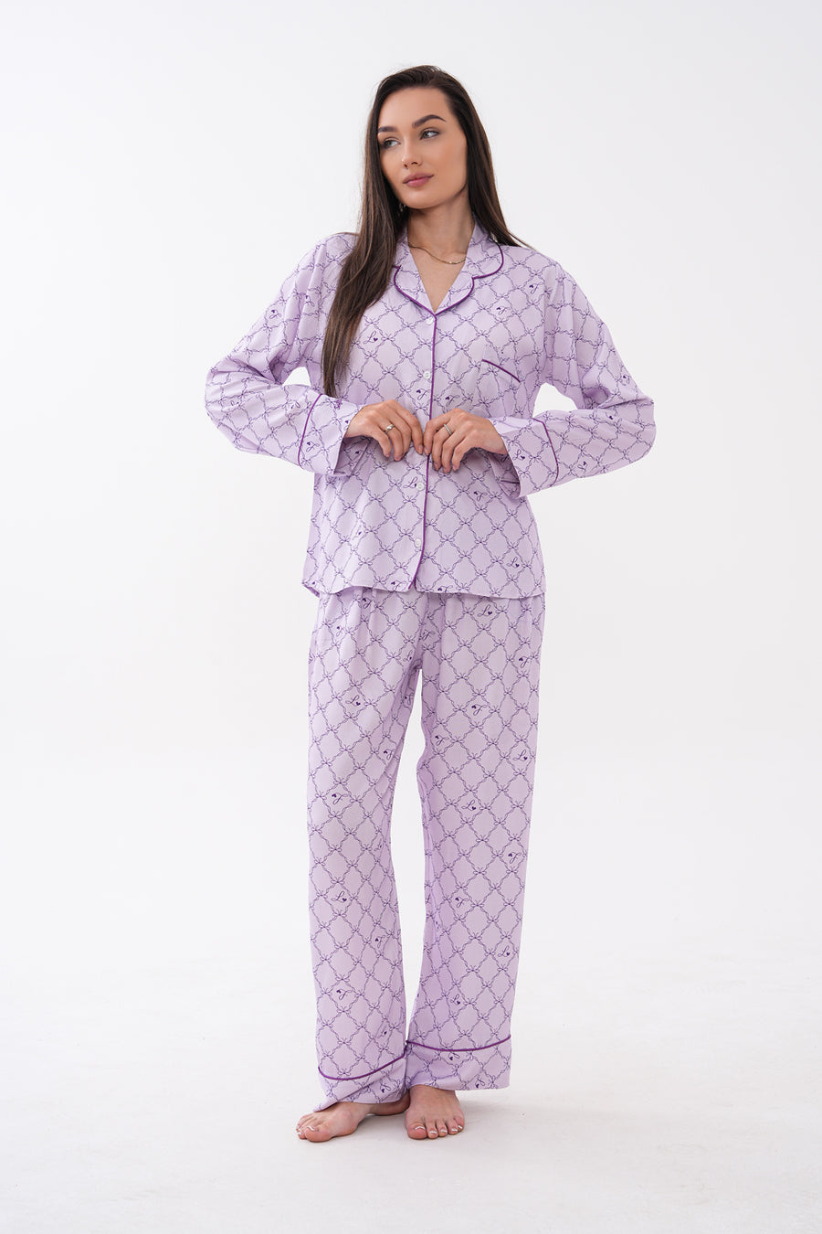 Lulu's Friends Gömlek Yaka Önden Düğmeli Uzun Kollu Cepli Pantolon Takım Logo Ve Desen Baskı Detaylı Kol Ve Cep Nakış Detaylı Dokuma Viskon Kumaş Kadın Pijama Takımı — Lila