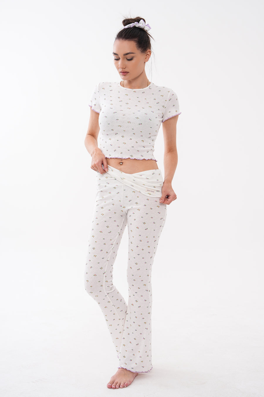 Bisiklet Yaka Fırfırlı Crop Tişört Çiçek Desenli Pointelle Flare Pantolonlu Kadın Pijama Takımı — Ekru