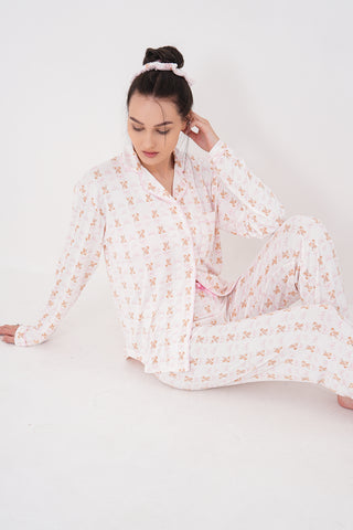 Mini Baskılı Uzun Kollu Bebe Yaka Önden Düğmeli Pantolonlu Pijama Takımı — Pembe