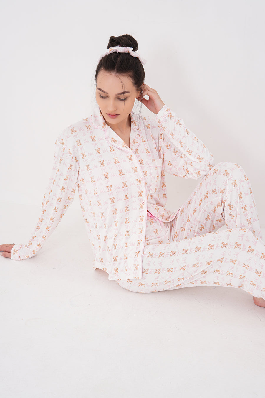 Mini Baskılı Uzun Kollu Bebe Yaka Önden Düğmeli Pantolonlu Pijama Takımı — Pembe