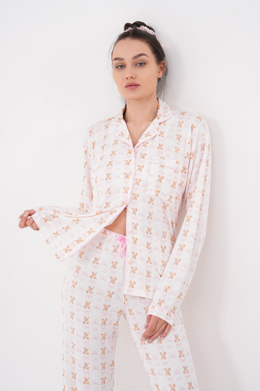 Mini Baskılı Uzun Kollu Bebe Yaka Önden Düğmeli Pantolonlu Pijama Takımı — Pembe