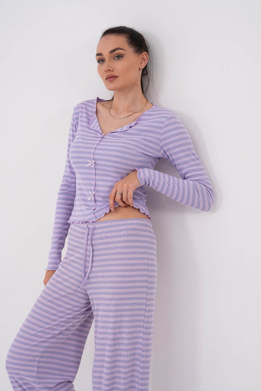 Fiyonk Detaylı V Yaka Uzun Kollu Çizgili Fitilli Geniş Paça Kadın Pijama Takımı — Lila