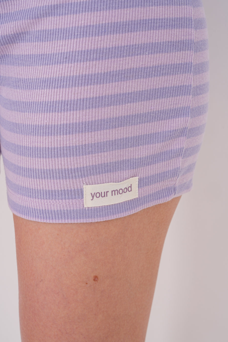 V Yaka Uzun Kollu Kalp Düğmeli Çizgili Şortlu Kadın Pijama Tulum Premium Viskon — Lila